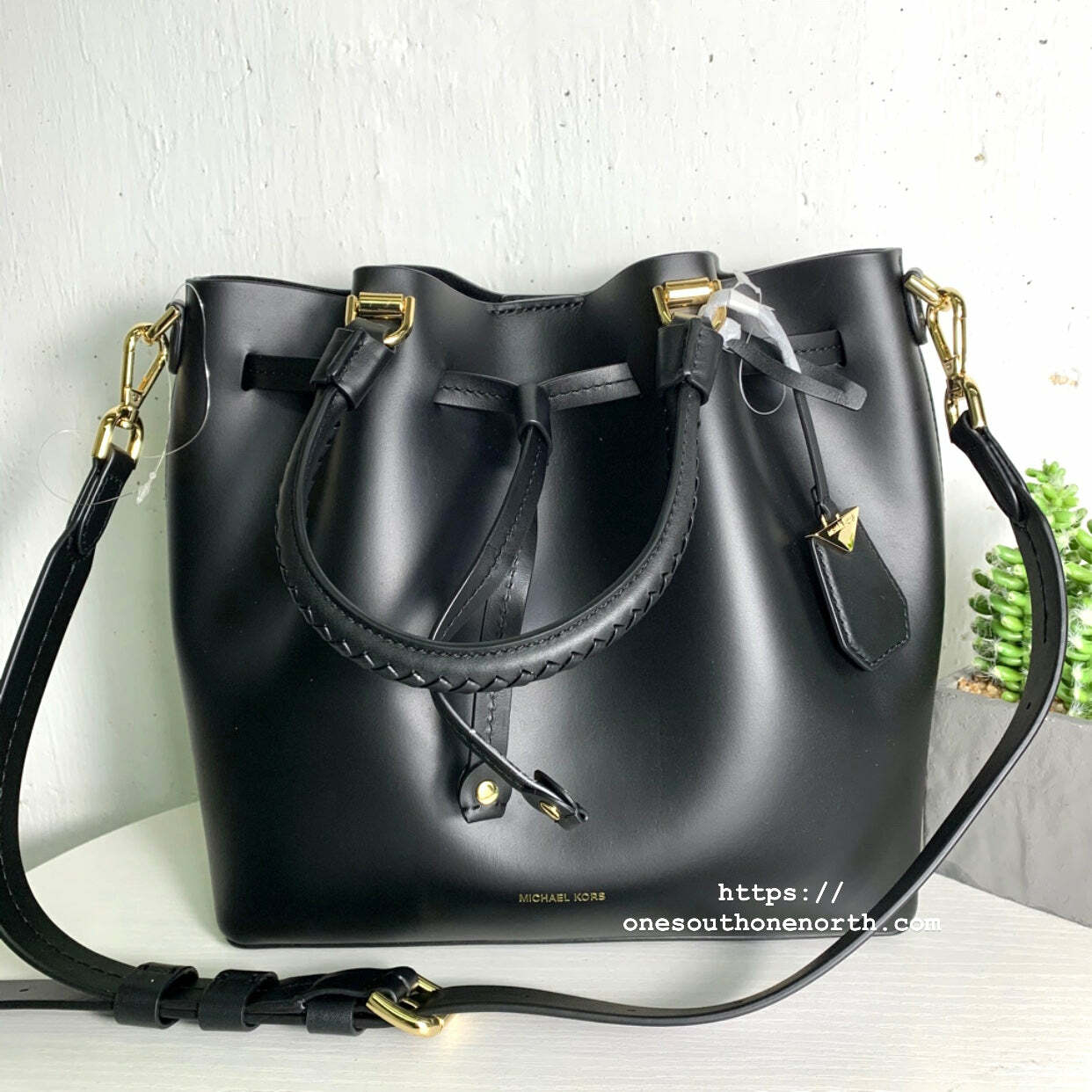 香港現貨  Michael Kors Blakely Medium Bucket Bag 金扣