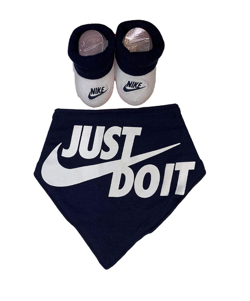 香港現貨 Nike 2 件套裝 （嬰兒圍兜和襪子)