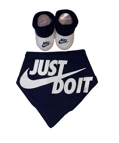 香港現貨 Nike 2 件套裝 （嬰兒圍兜和襪子)
