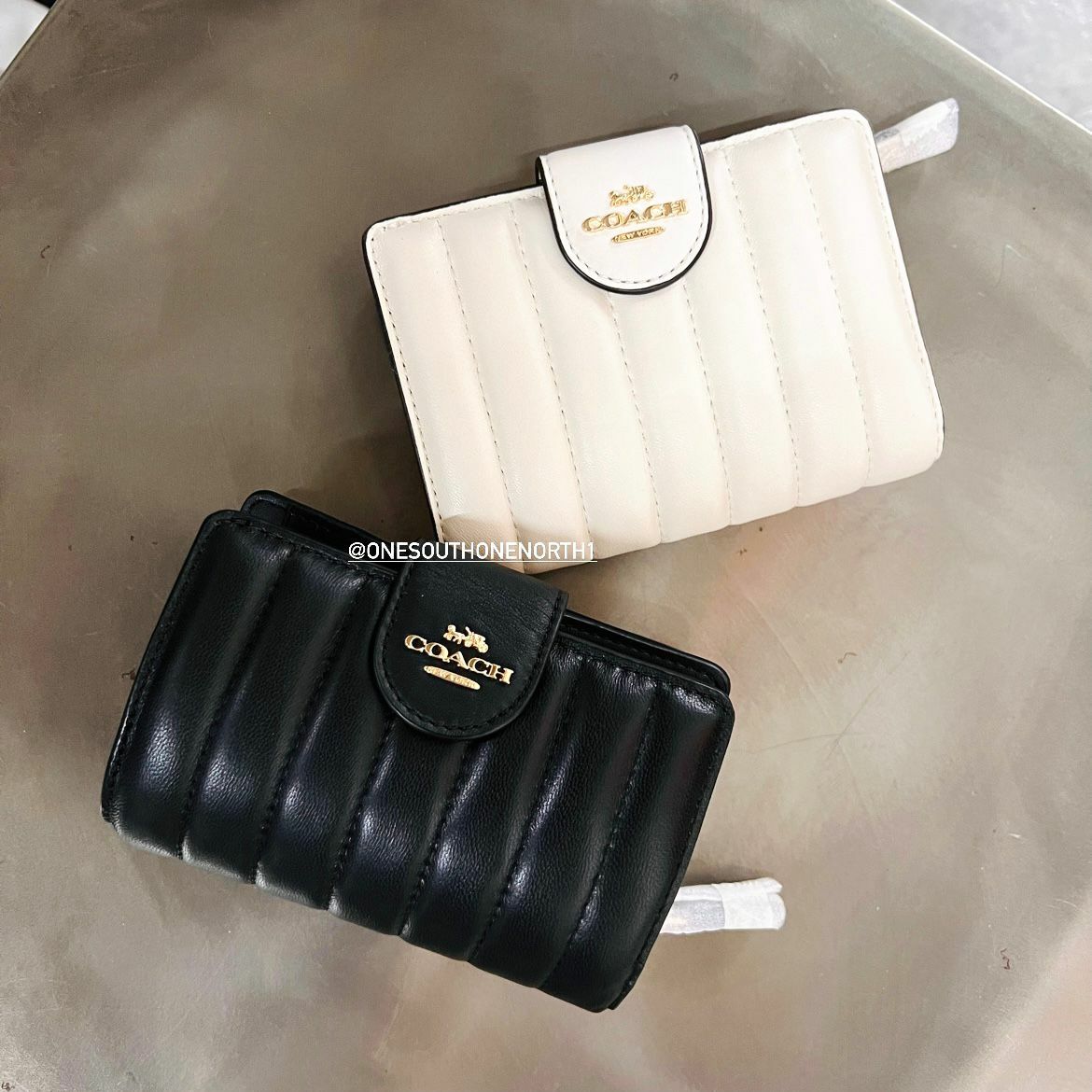 香港現貨 Coach Medium Corner Zip Wallet With Quilting