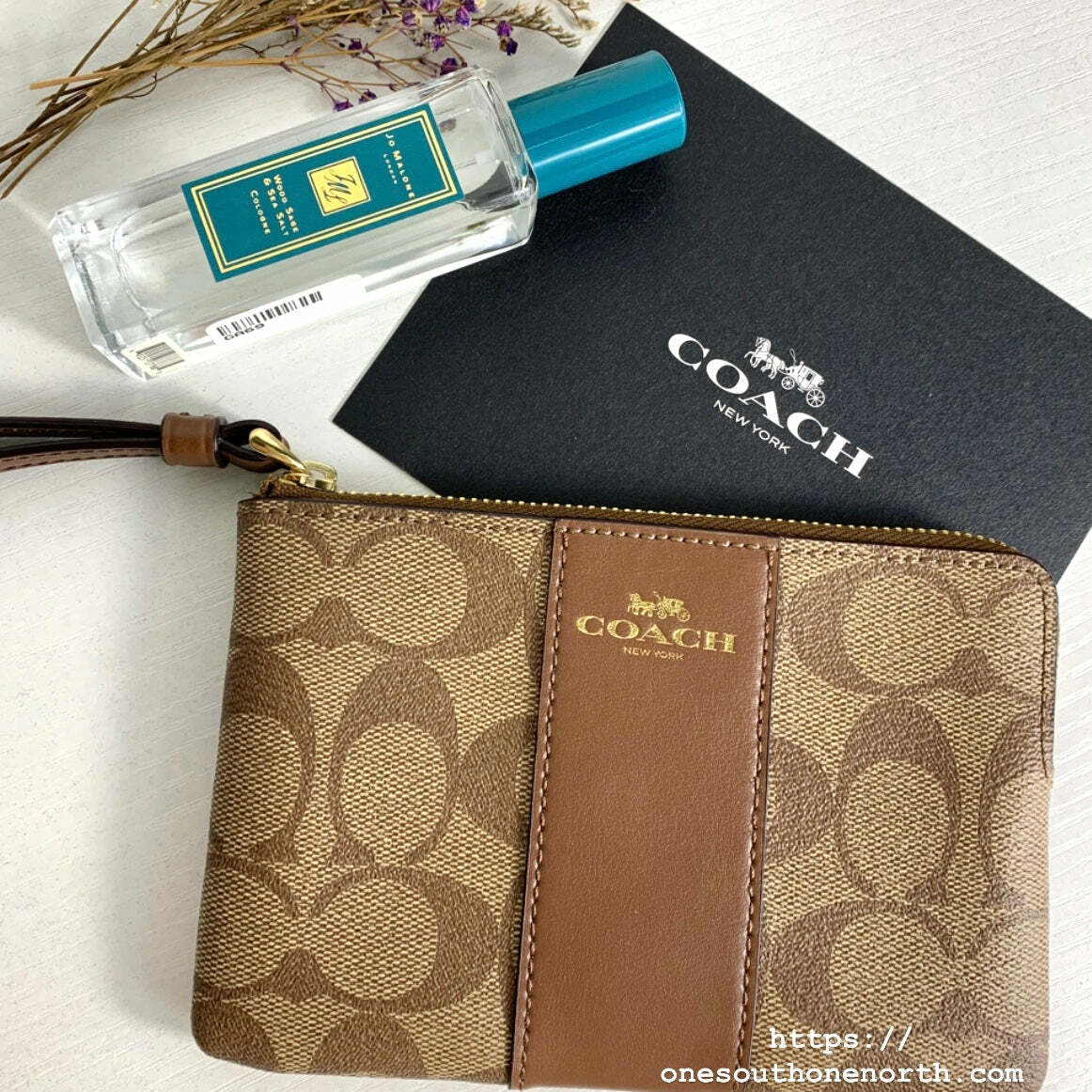 香港現貨 Coach Corner Zip Wristlet In Signature Coated Canvas With Leather Stripe