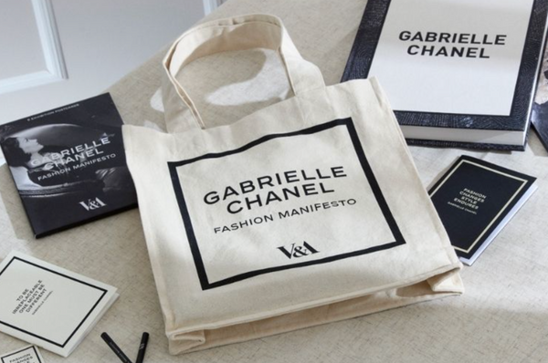 香港現貨 V&A Gabrielle Chanel Fashion Manifesto帆布袋（白色）