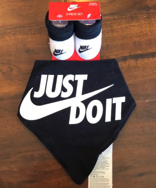 香港現貨 Nike 2 件套裝 （嬰兒圍兜和襪子)