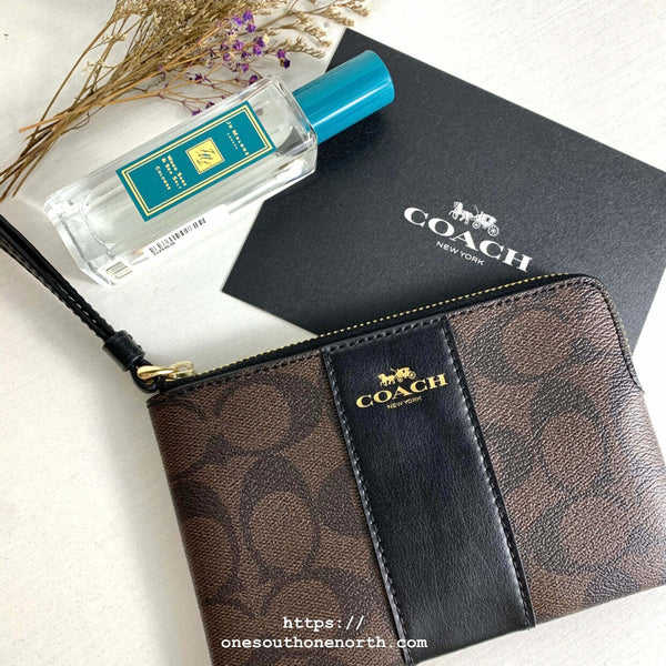 香港現貨 Coach Corner Zip Wristlet In Signature Coated Canvas With Leather Stripe